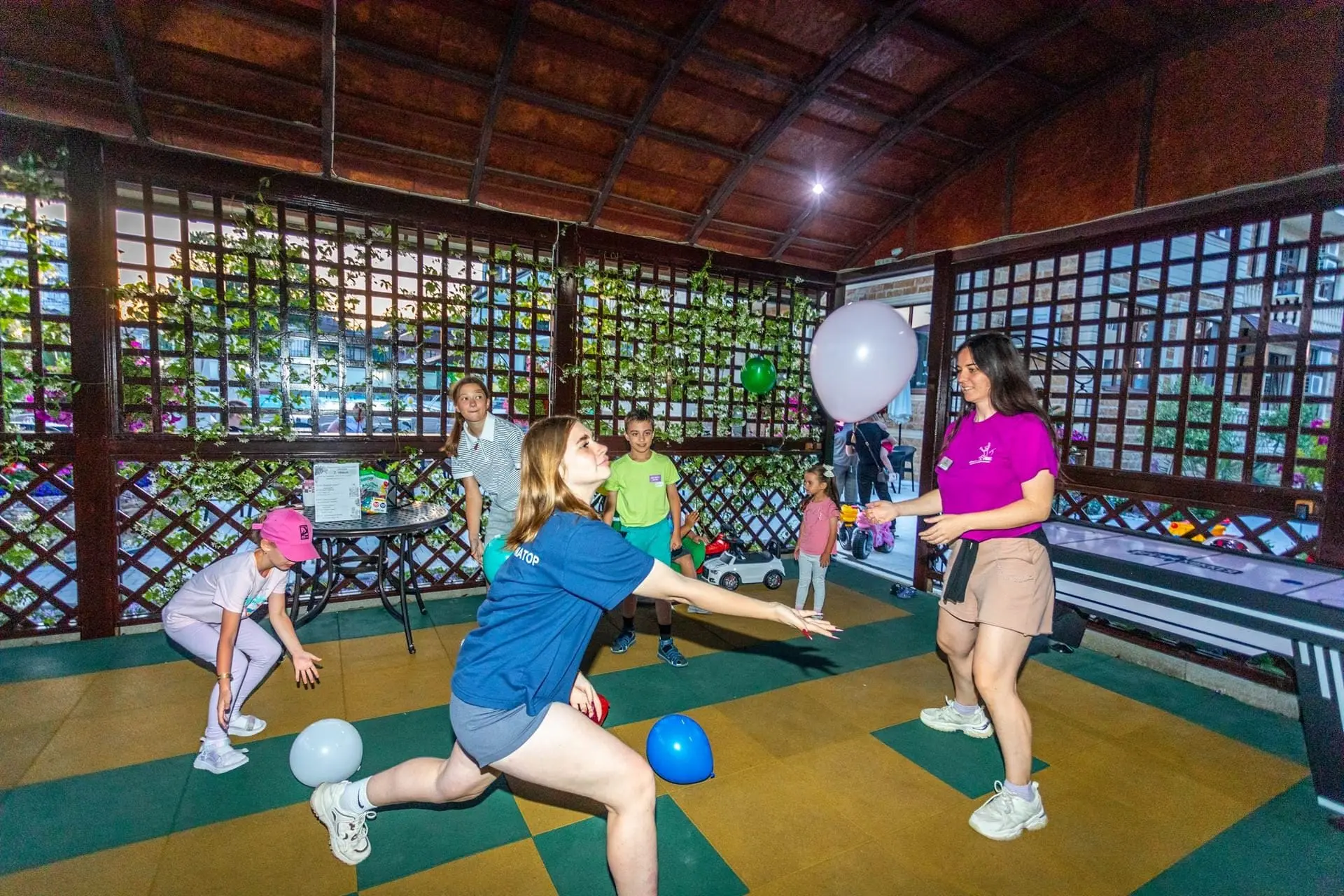 Аниматоры с детьми на территории Сильвер Отеля