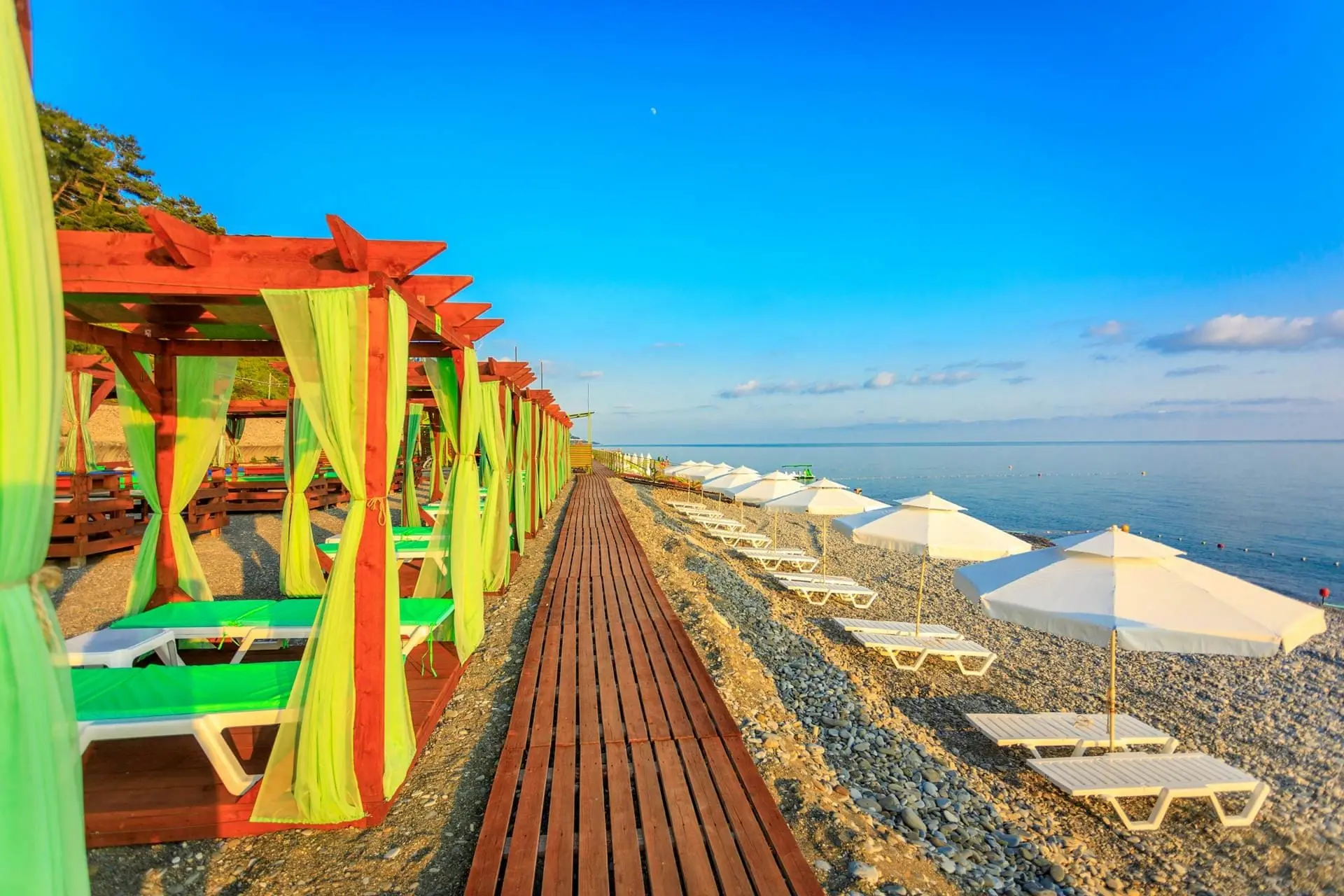 Пляж Лазаревское взморье с шезлонгами для гостей Сильвер Отеля