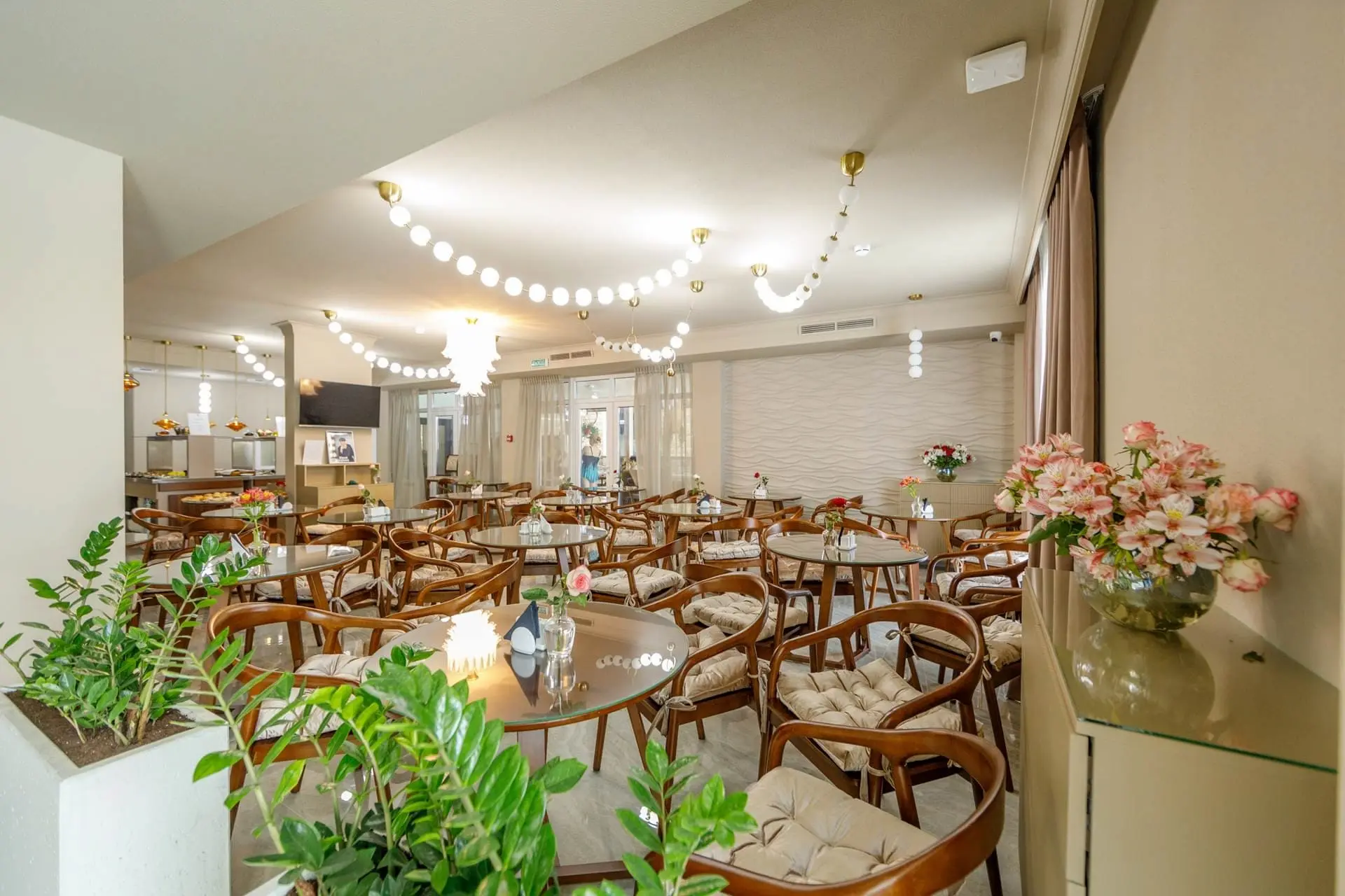 Шведский стол в ресторане Сильвер Отеля